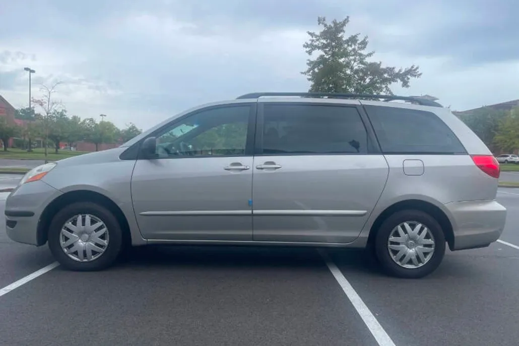 2010 Toyota Sienna CE photo 1