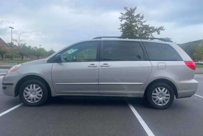 2010 Toyota Sienna CE photo 1