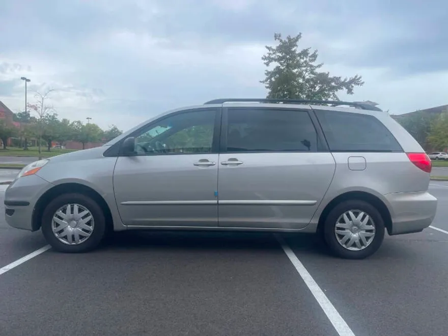 2010 Toyota Sienna CE photo 1