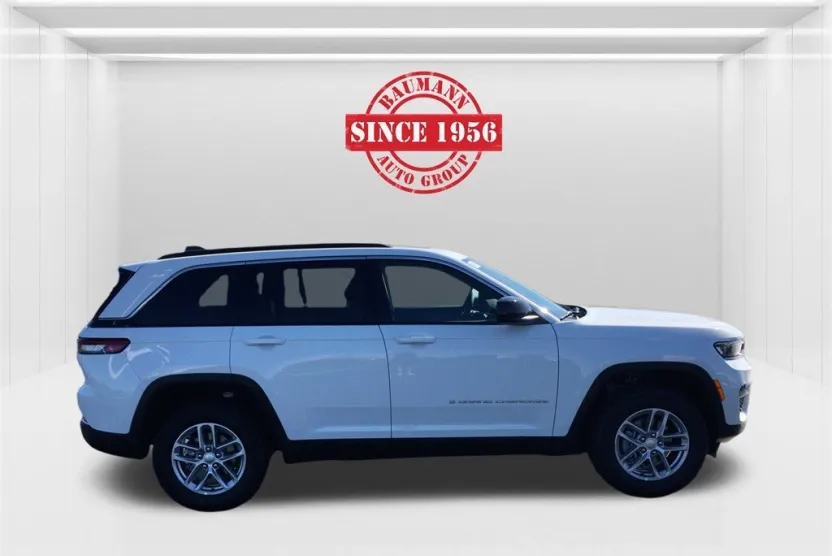 2025 Jeep Grand Cherokee Laredo photo 1