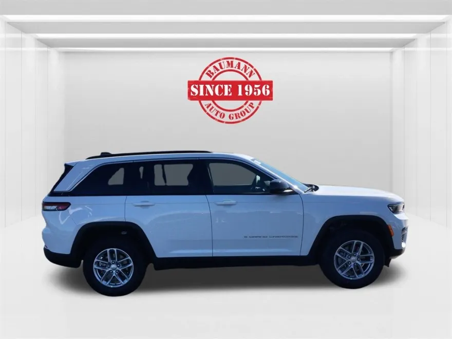 2025 Jeep Grand Cherokee Laredo photo 1
