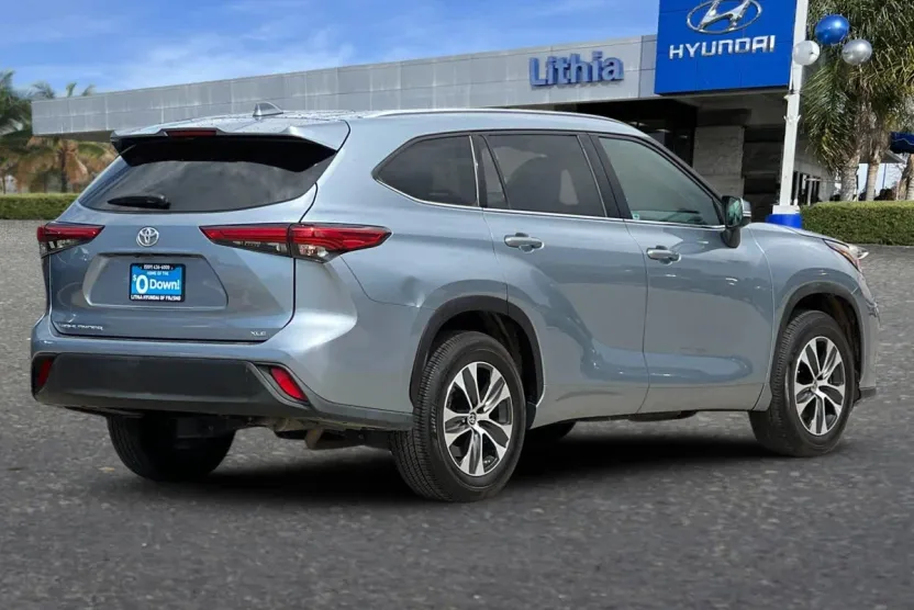 2020 Toyota Highlander XLE photo 1