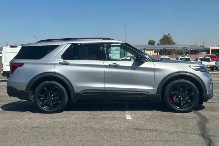 2022 Ford Explorer ST photo 1