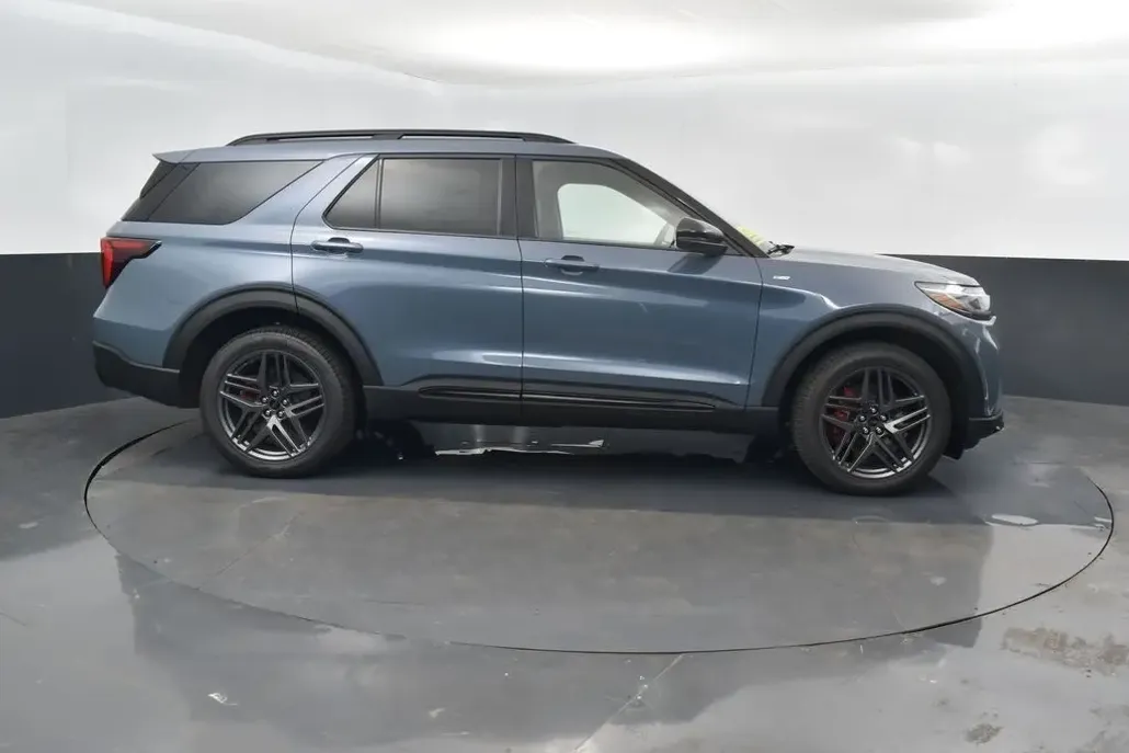 2025 Ford Explorer ST-Line photo 1