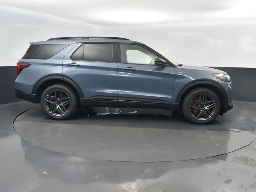 2025 Ford Explorer ST-Line photo 1