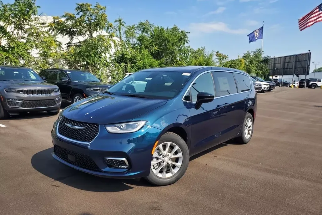2025 Chrysler Pacifica photo 1