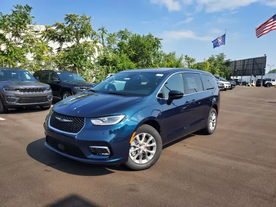 2025 Chrysler Pacifica photo 1