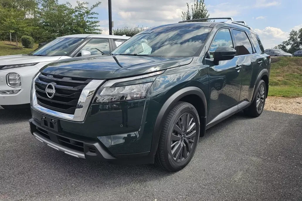 2025 Nissan Pathfinder SL photo 1
