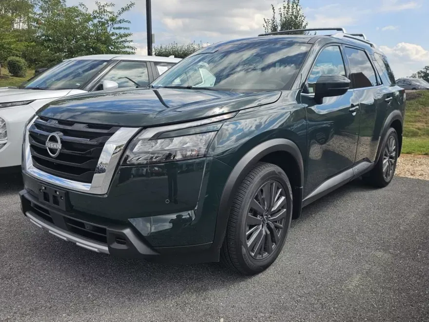 2025 Nissan Pathfinder SL photo 1