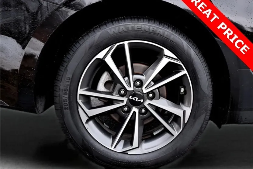 2022 Kia Forte LXS photo 1