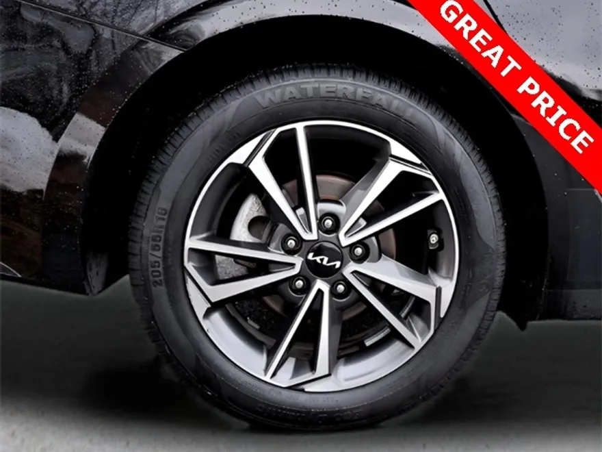 2022 Kia Forte LXS photo 1