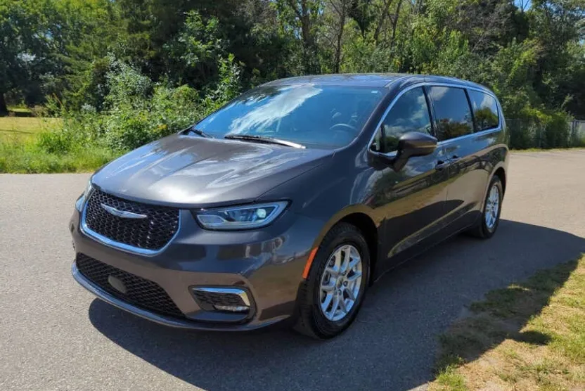 2023 Chrysler Pacifica Touring L photo 1