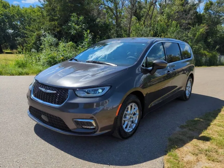 2023 Chrysler Pacifica Touring L photo 1