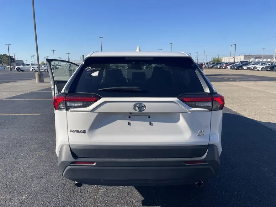 2024 Toyota RAV4 LE photo 1