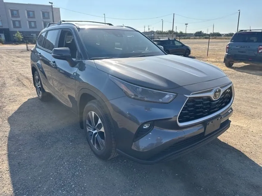2025 Toyota Highlander XLE photo 1