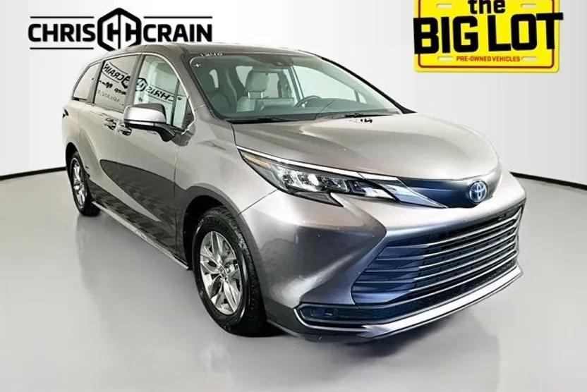 2024 Toyota Sienna LE photo 1