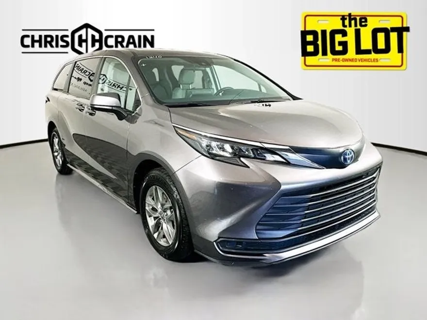 2024 Toyota Sienna LE photo 1
