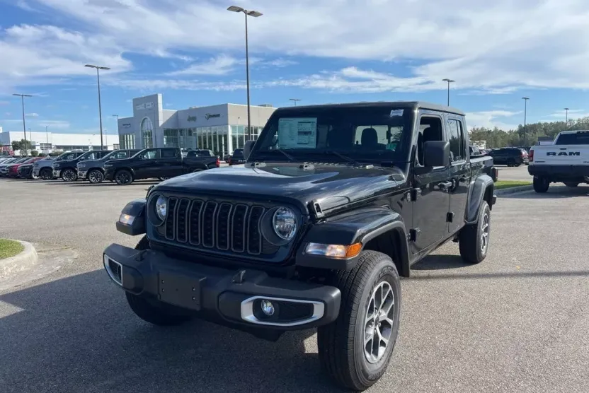 2025 Jeep Gladiator Sport S photo 1