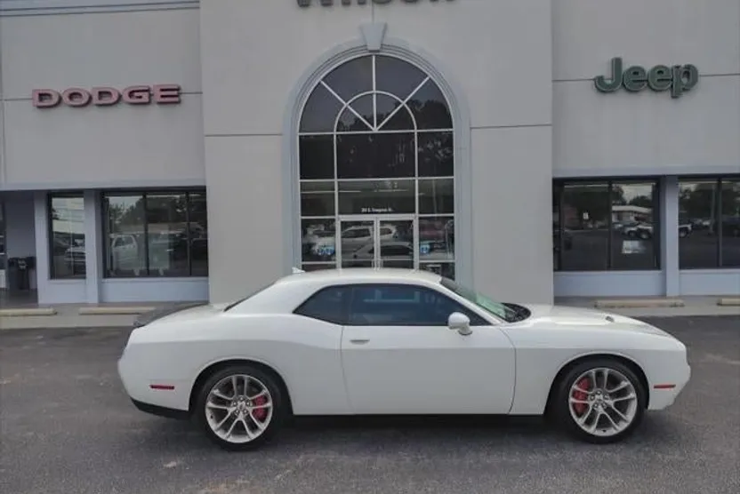 2016 Dodge Challenger SXT Plus photo 1