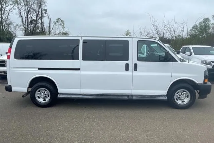 2022 Chevrolet Express Passenger 3500 photo 1