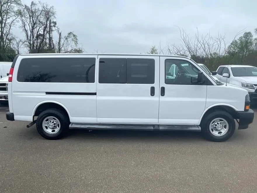 2022 Chevrolet Express Passenger 3500 photo 1