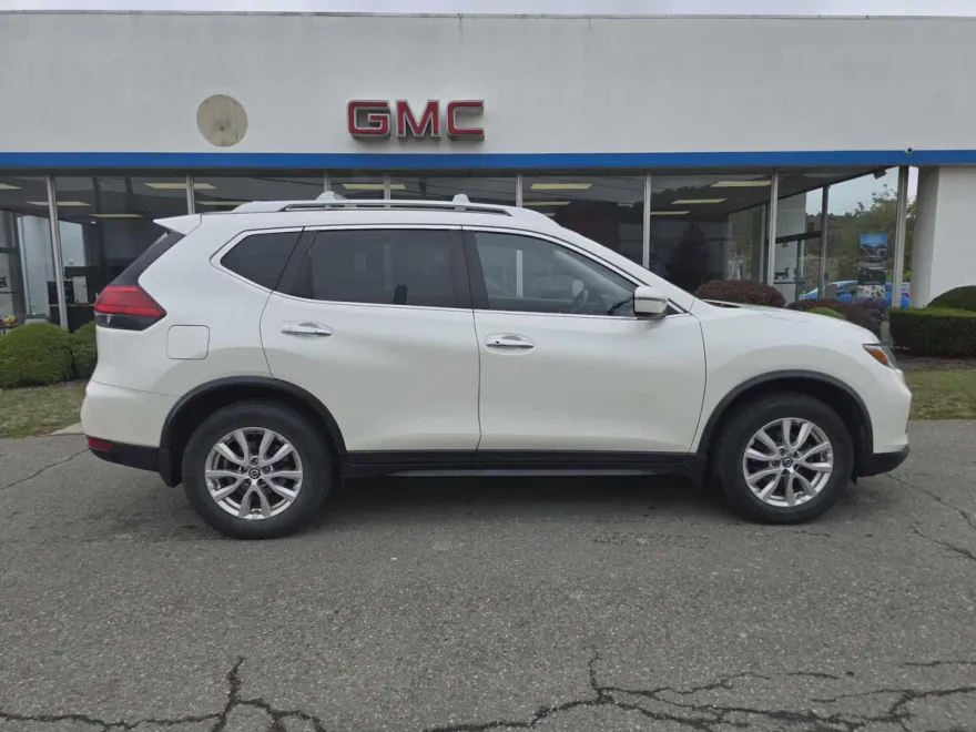 2017 Nissan Rogue SV photo 1