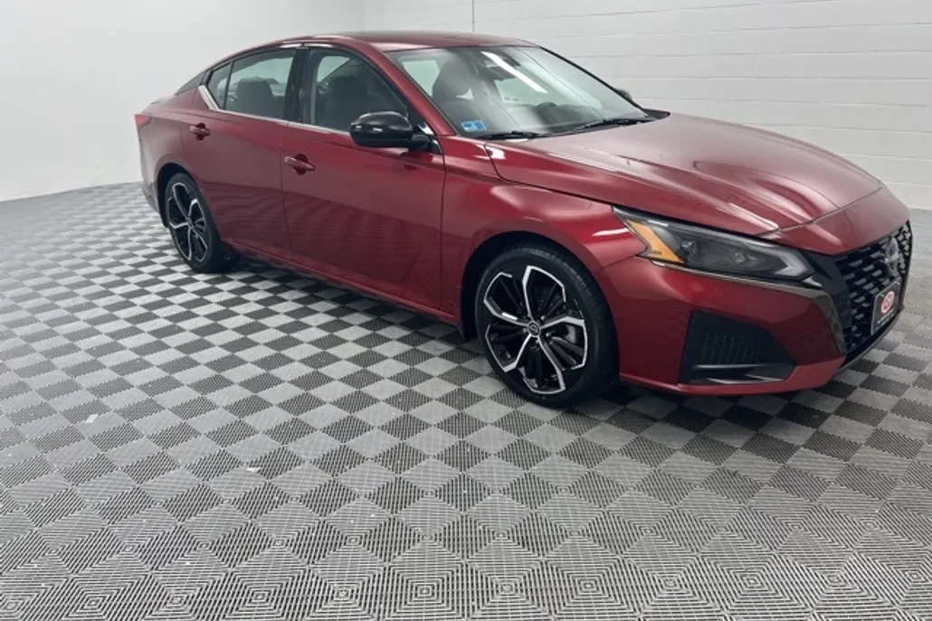 2023 Nissan Altima 2.5 SR photo 1