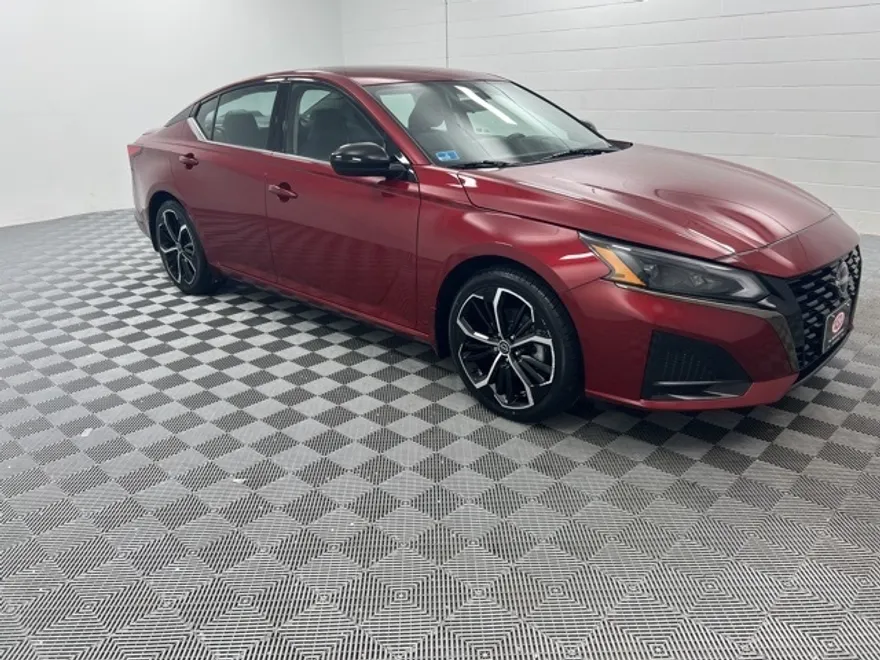 2023 Nissan Altima 2.5 SR photo 1