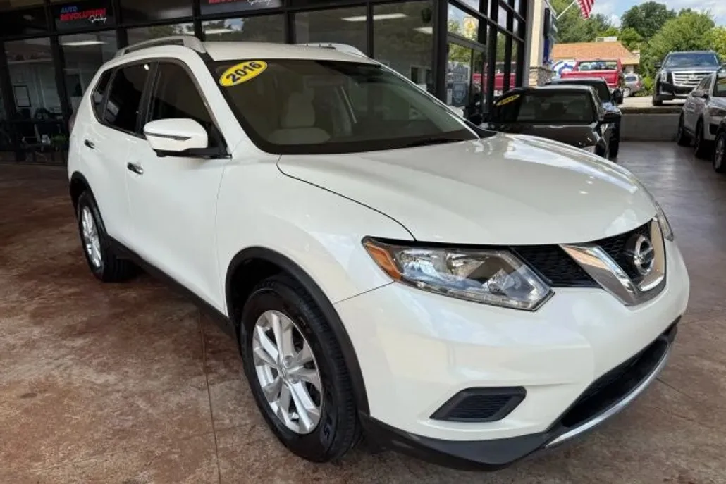 2016 Nissan Rogue SV photo 1