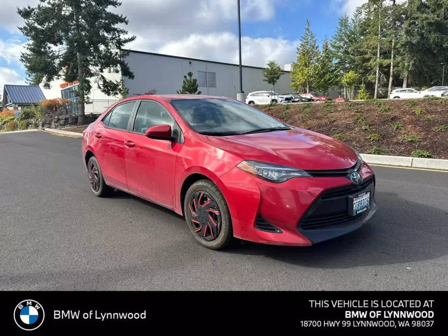 2019 Toyota Corolla LE photo 1