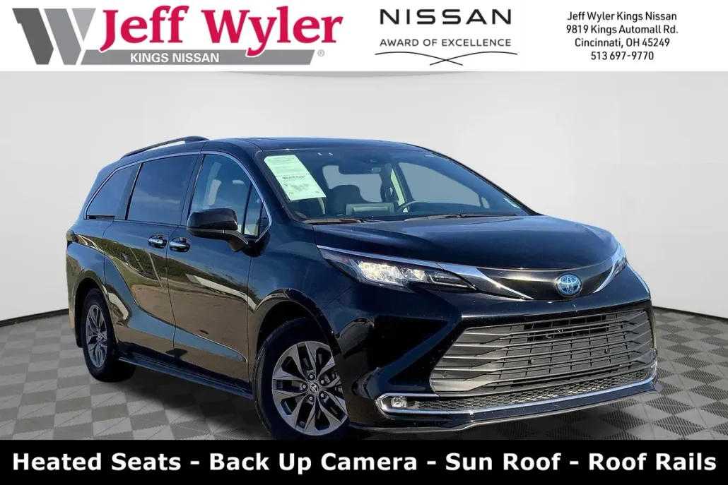 2023 Toyota Sienna XLE photo 1
