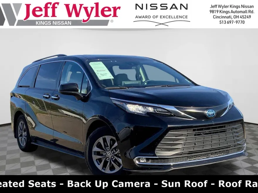 2023 Toyota Sienna XLE photo 1