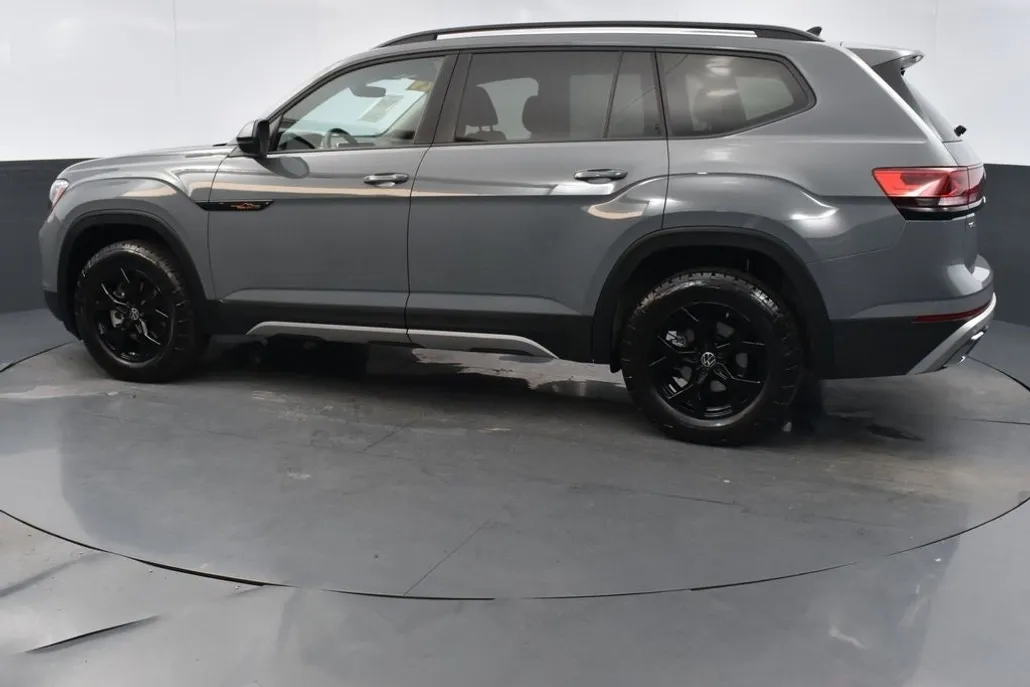 2024 Volkswagen Atlas Peak Edition SEL photo 1