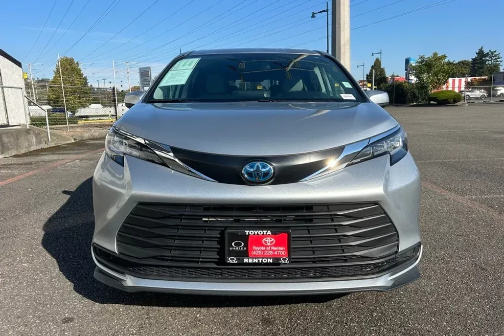 2023 Toyota Sienna LE photo 1