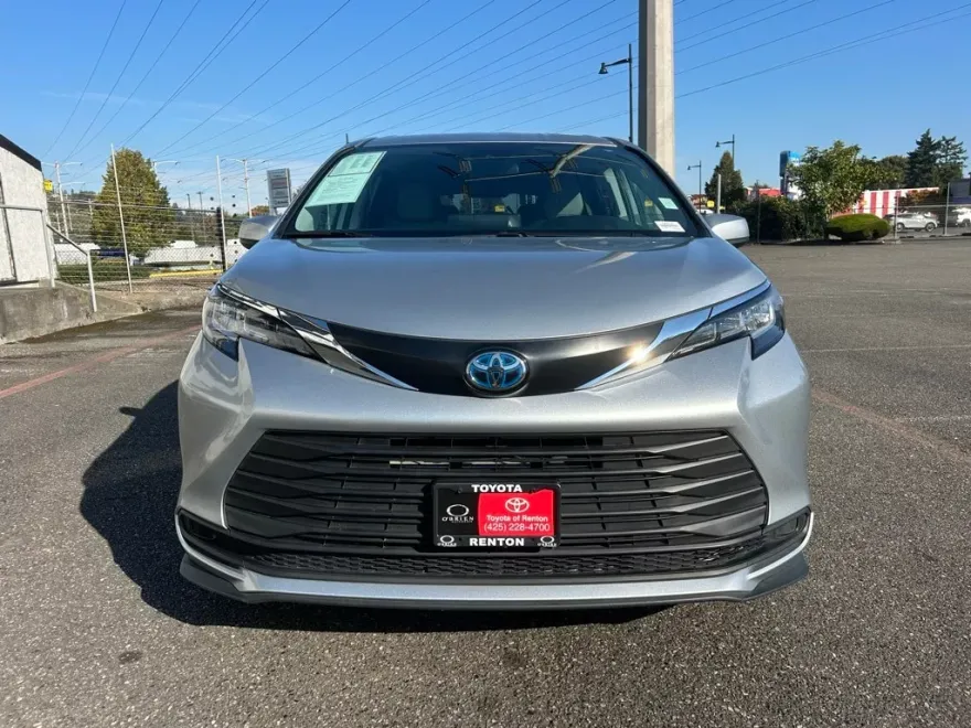 2023 Toyota Sienna LE photo 1