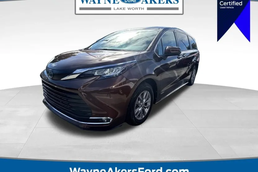 2021 Toyota Sienna XLE photo 1