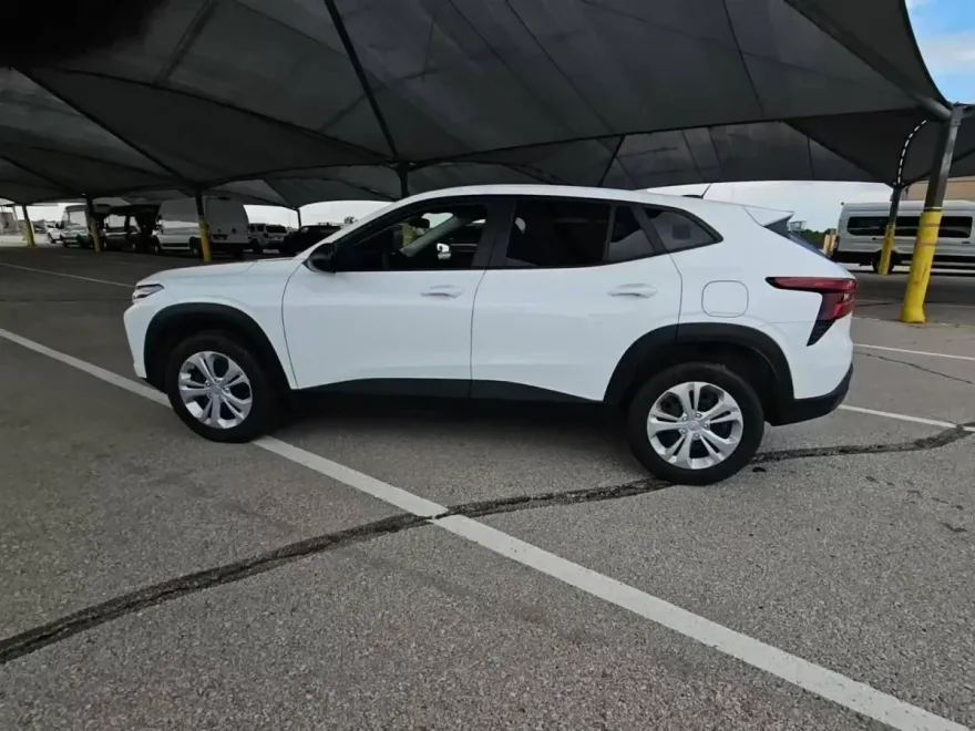 2025 Chevrolet Trax LS photo 1