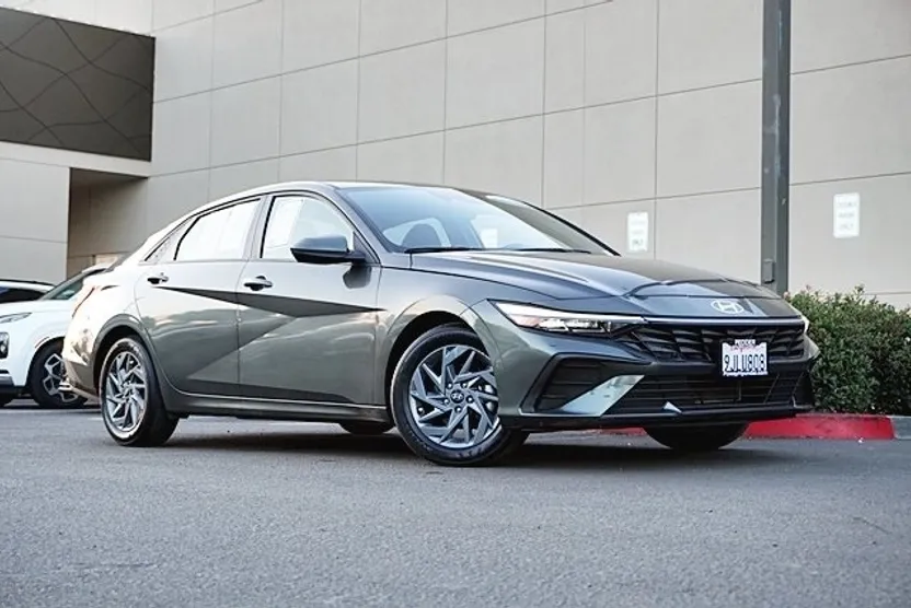 2024 Hyundai Elantra SEL photo 1