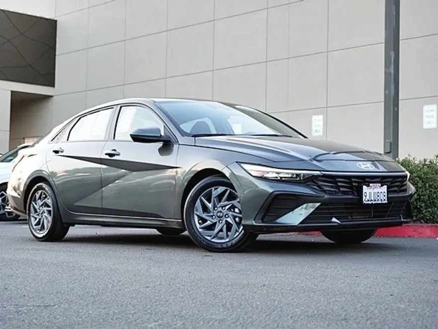2024 Hyundai Elantra SEL photo 1