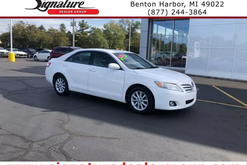 2011 Toyota Camry XLE photo 1