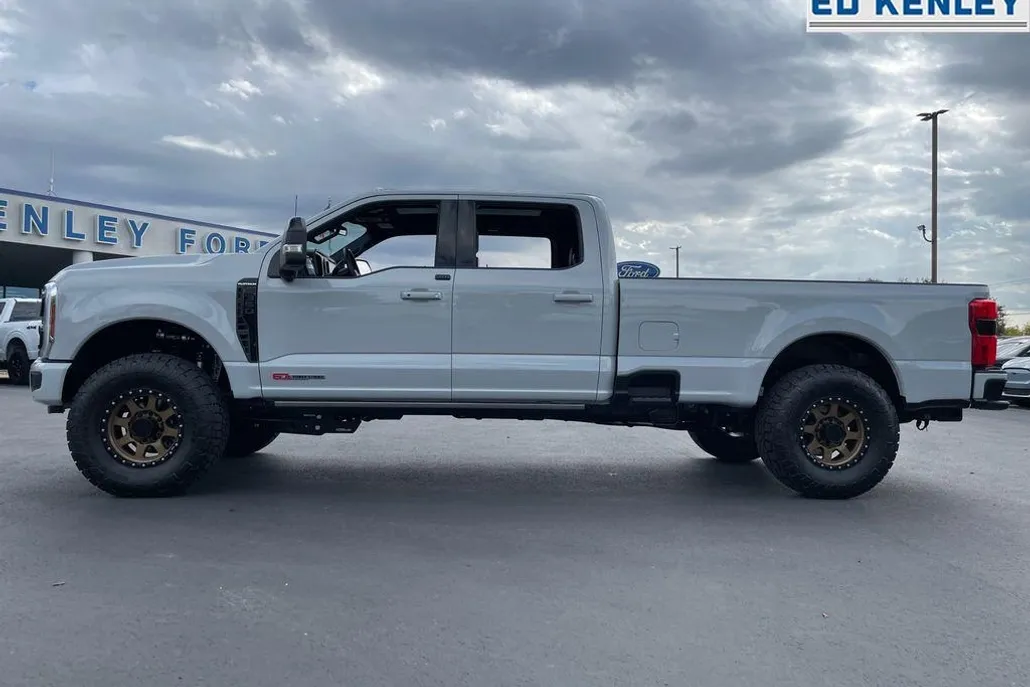 2025 Ford F-350 Platinum photo 1