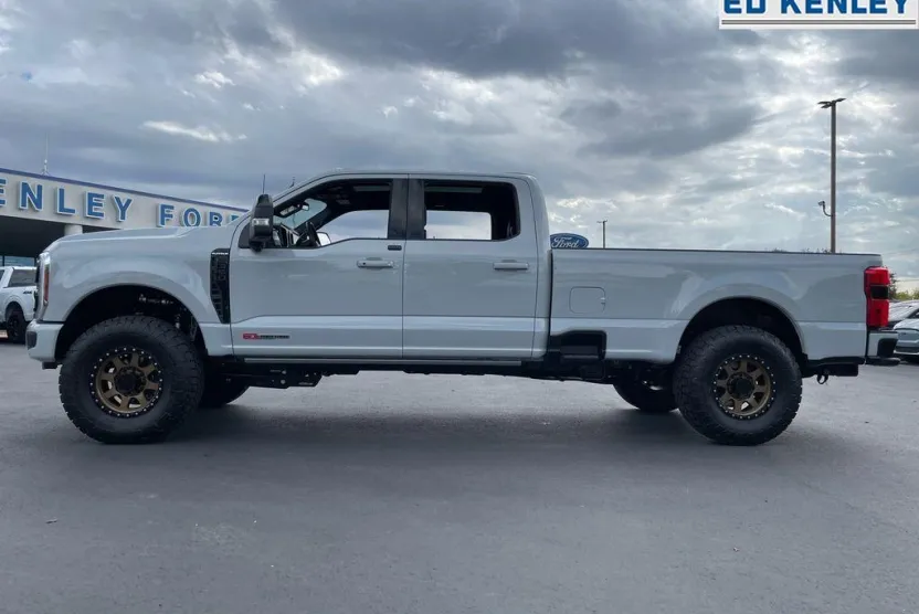 2025 Ford F-350 Platinum photo 1