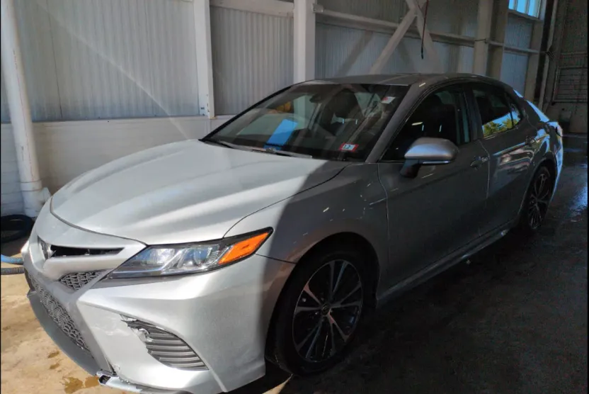 2020 Toyota Camry SE photo 1