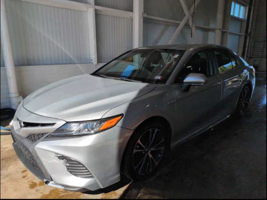 2020 Toyota Camry SE photo 1