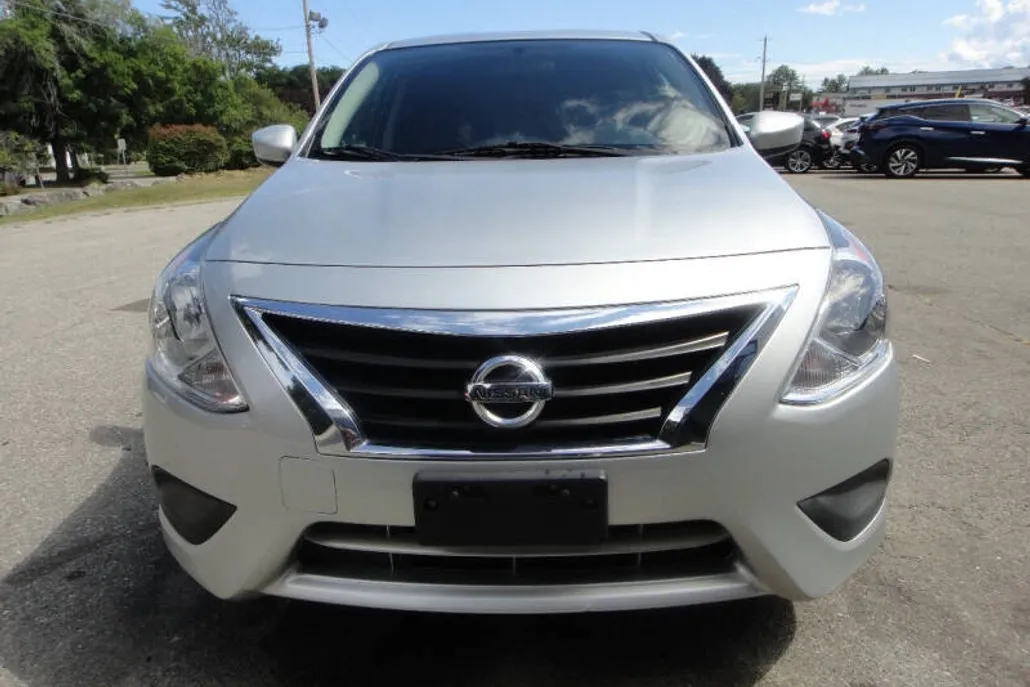2019 Nissan Versa SV photo 1