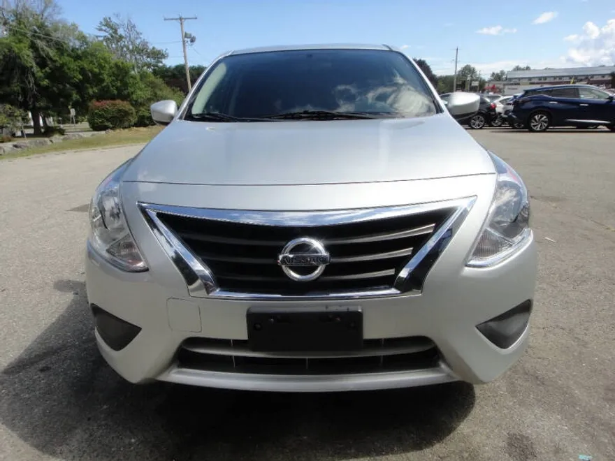 2019 Nissan Versa SV photo 1