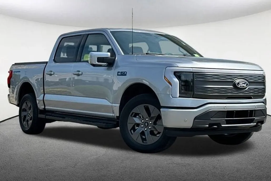 2024 Ford F-150 Lightning Lariat photo 1