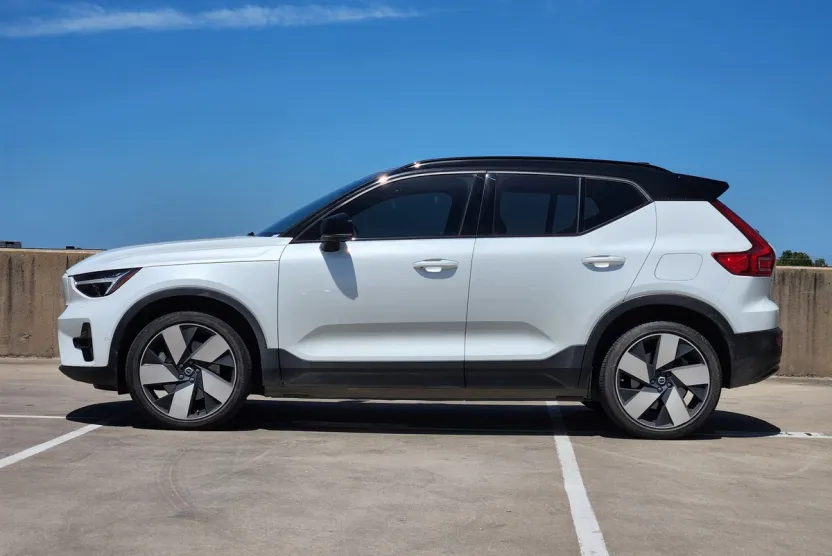 2023 Volvo XC40 Recharge Twin Plus photo 1