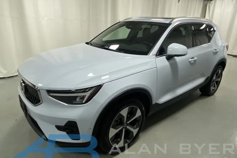 2025 Volvo XC40 Plus photo 1