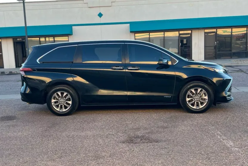 2021 Toyota Sienna XLE Hybrid photo 1